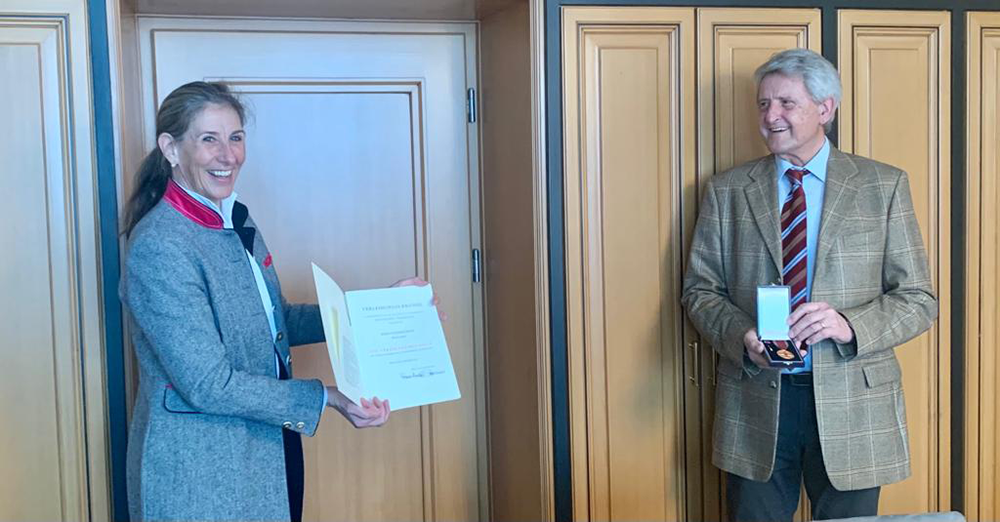 Auf Vorschlag des Bayerischen Ministerpräsidenten erhielt Gottfried Kölbl im Januar 2021 aus der Hand von Landrätin Indra Baier- Müller die Bundesverdienstmedaille für sein Engagement als Entwicklungshelfer in Afrika.