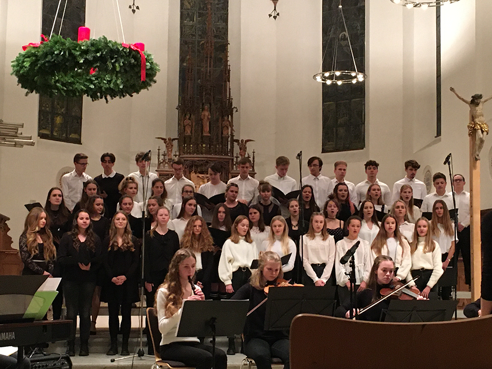 Aus den Spenden von mehreren Weihnachtskonzerten des Carl-von-Linde-Gymnasiums Kempten  erhielt der Förderkreis Unterstützung für den Bau von Schulen im Senegal.