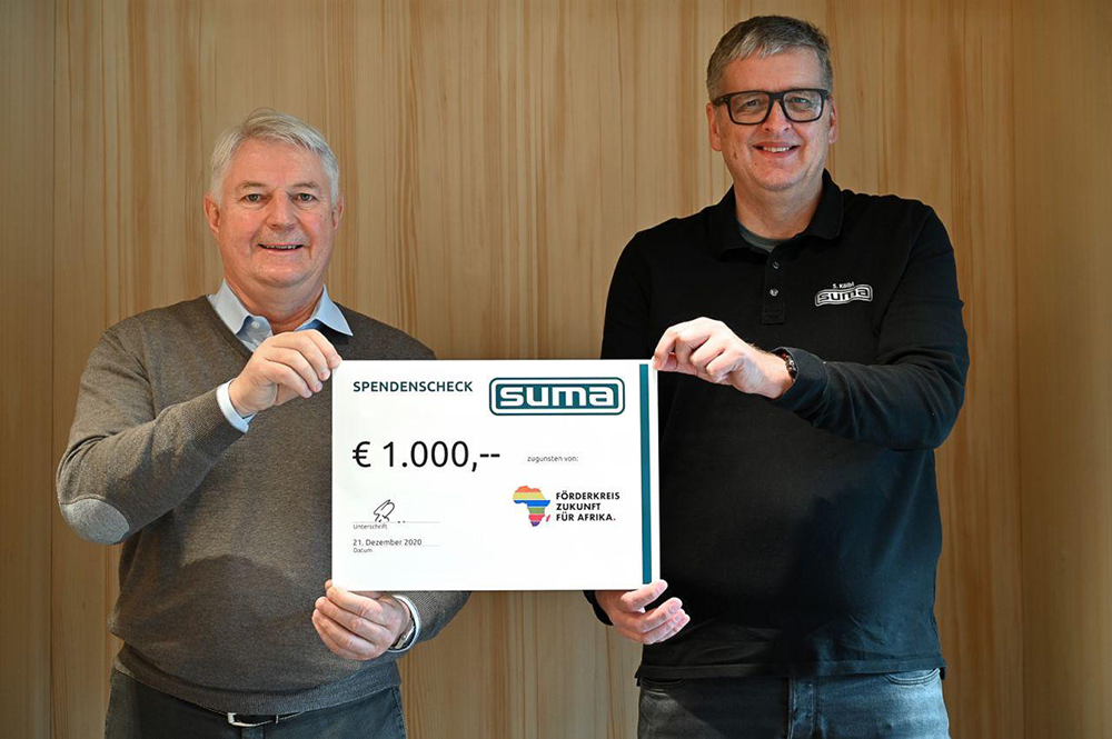 Stefan Kölbl (r) und sein Chef, Paul Thürwächter (l), bei der Übergabe eines Spendenschecks.